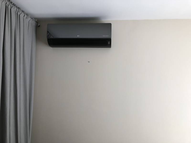 unité intérieure murale design noire LG
